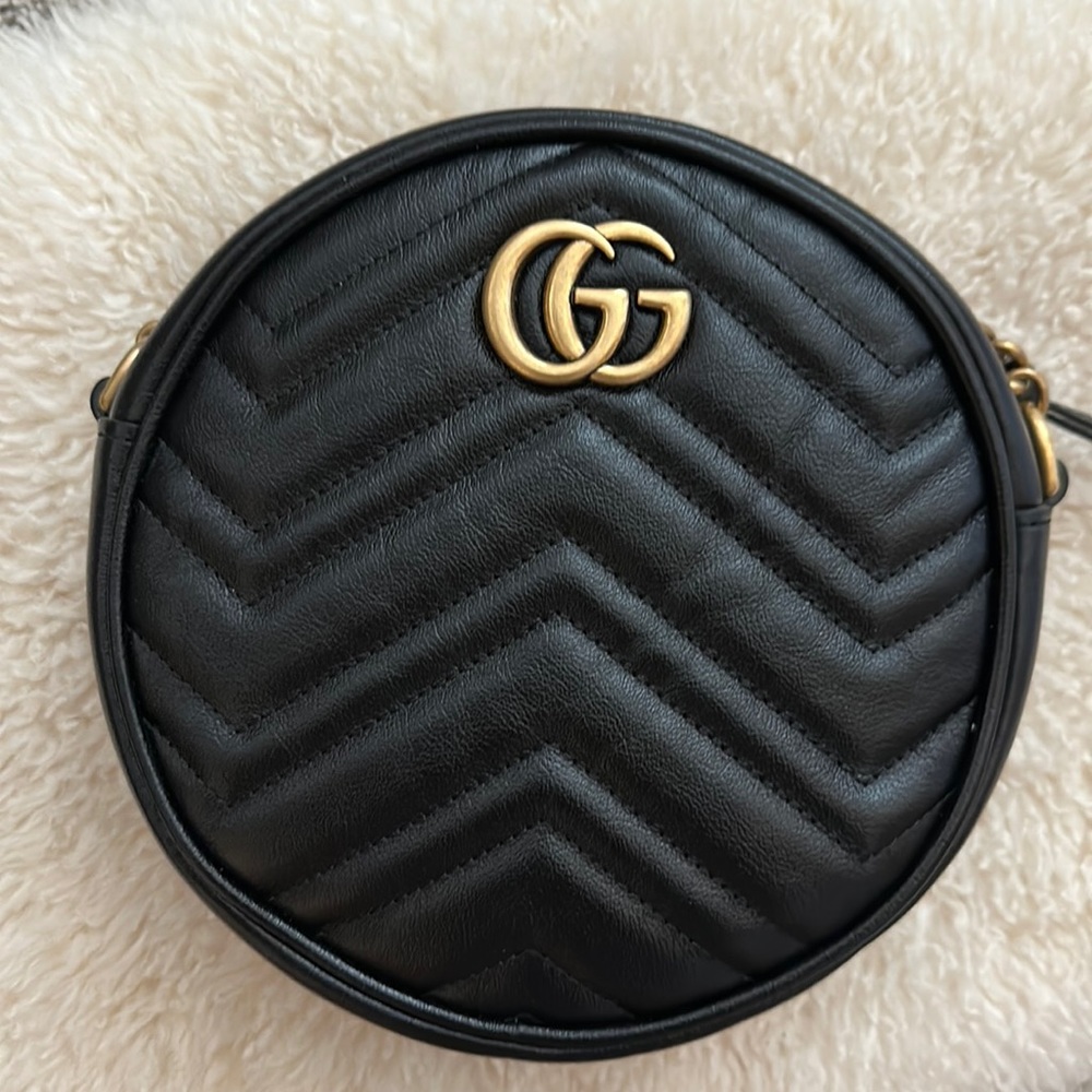 Authentic Gucci mini round marmont shoulder bag. Slightly used in mint condition